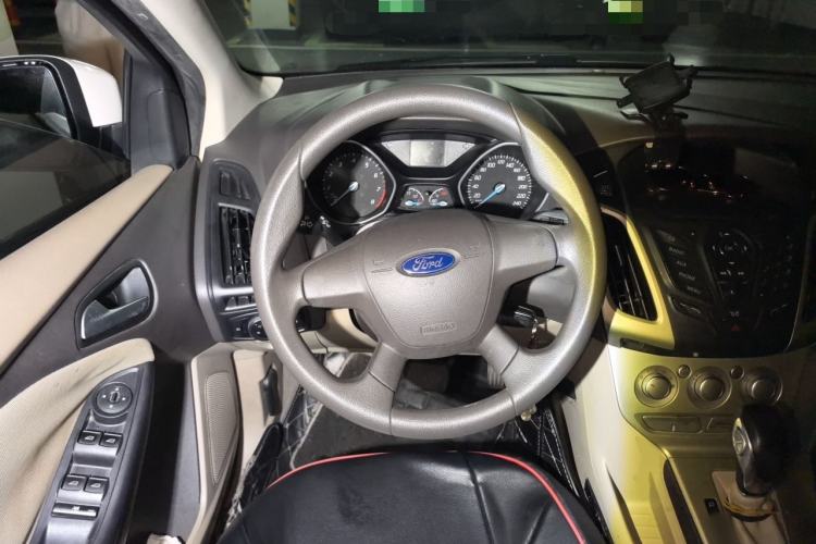Used Ford Focus 2012 Sedan 1.6L Automatic Comfort Model Steering Wheel