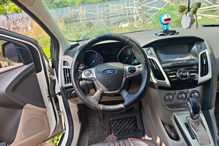 Used Ford Focus 2012 Sedan 1.6L Automatic Comfort Model Steering Wheel