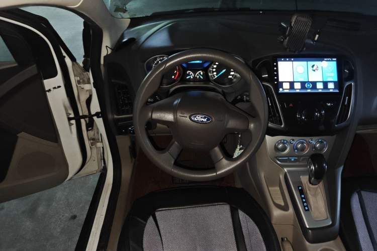 Used Ford Focus 2012 Sedan 1.6L Automatic Comfort Model Steering Wheel