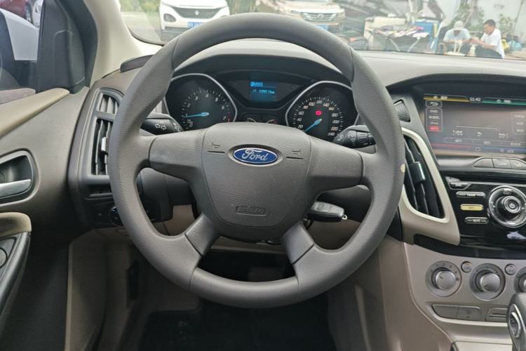 Used Ford Focus 2012 Sedan 1.6L Automatic Comfort Model Steering Wheel