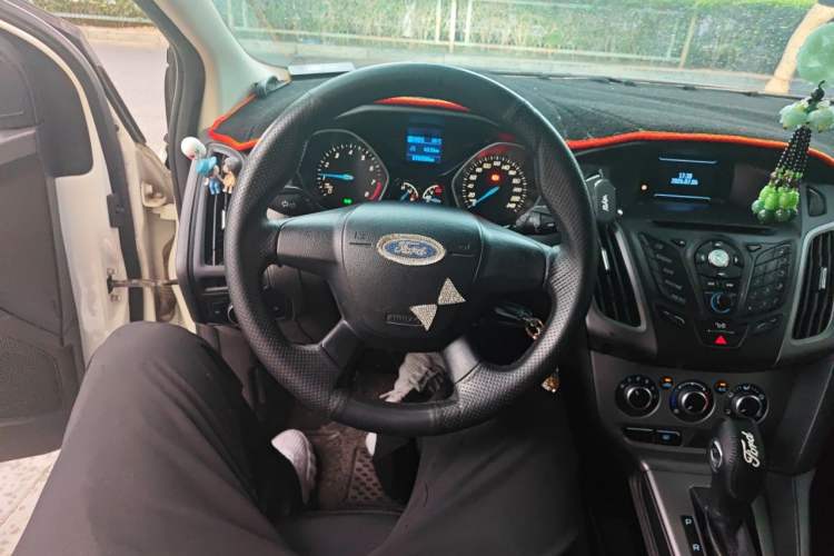 Used Ford Focus 2012 Hatchback 1.6L Automatic Comfort Model Steering Wheel