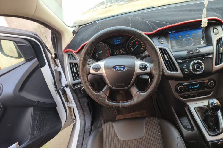 Used Ford Focus 2012 Sedan 1.6L Manual Fashion Edition Steering Wheel