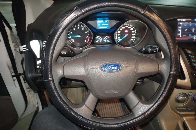 Used Ford Focus 2012 Sedan 1.6L Automatic Comfort Model Steering Wheel