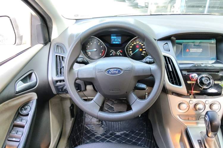 Used Ford Focus 2012 Sedan 1.6L Automatic Comfort Model Steering Wheel