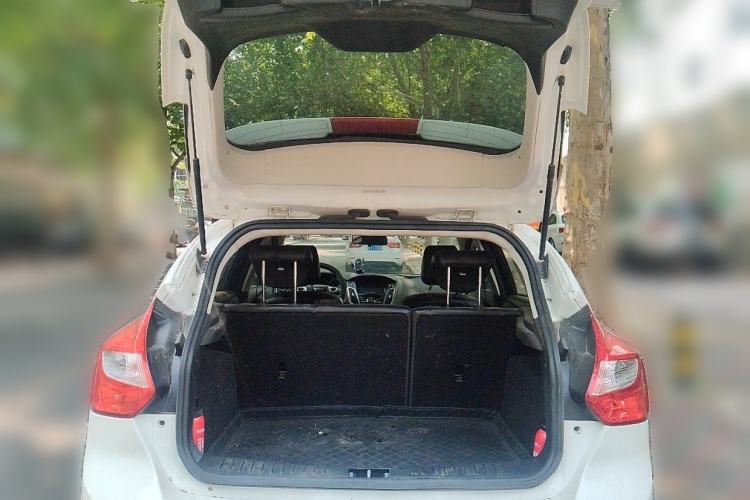 Used Ford Focus 2012 Hatchback 1.6L Manual Fashion Edition Trunk