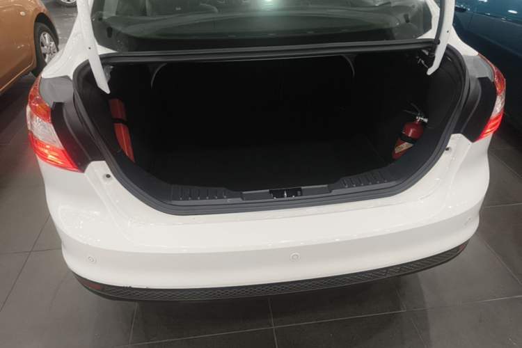 Used Ford Focus 2012 Sedan 1.6L Automatic Fashion Edition Trunk