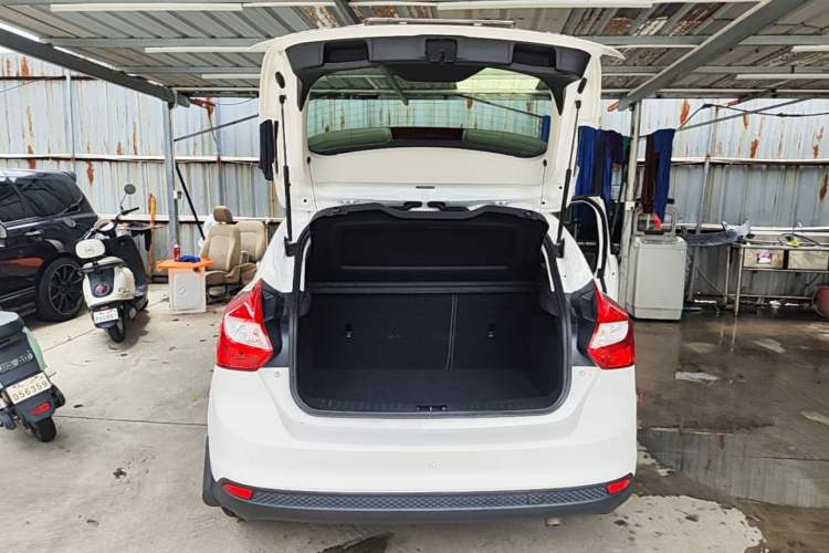 Used Ford Focus 2012 Hatchback 1.6L Automatic Fashion Edition Trunk