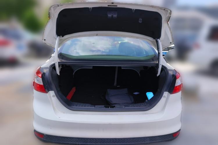 Used Ford Focus 2012 Sedan 1.6L Manual Comfort Model Trunk