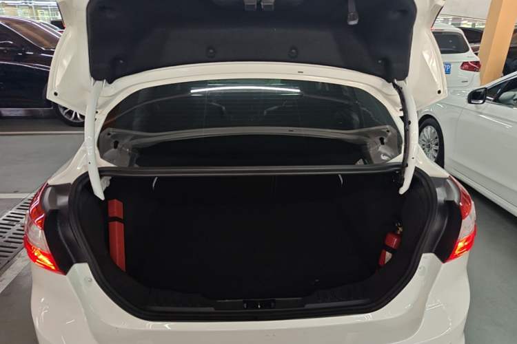 Used Ford Focus 2012 Sedan 1.6L Manual Fashion Edition Trunk