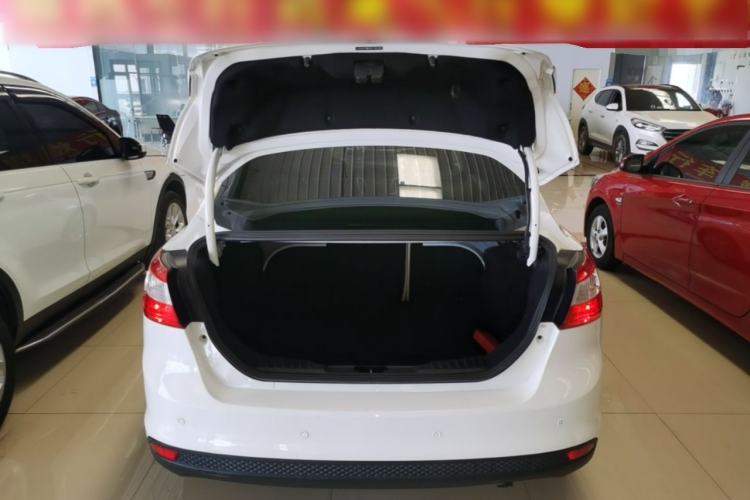 Used Ford Focus 2012 Sedan 1.6L Manual Comfort Model Trunk