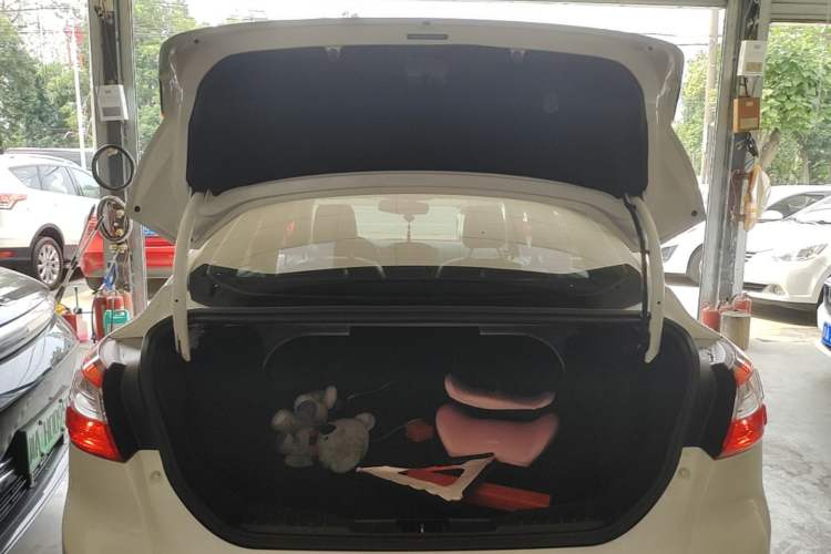 Used Ford Focus 2012 Sedan 1.6L Automatic Fashion Edition Trunk
