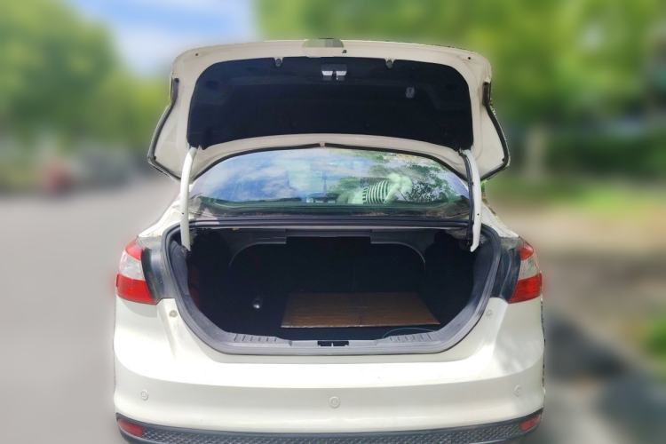 Used Ford Focus 2012 Sedan 1.6L Manual Fashion Edition Trunk