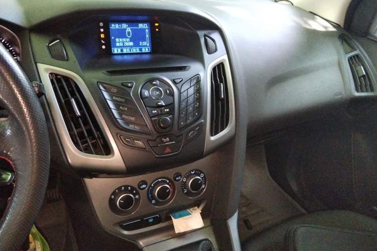 Used Ford Focus 2012 Hatchback 1.6L Manual Comfort Model Audio And AC Panel
