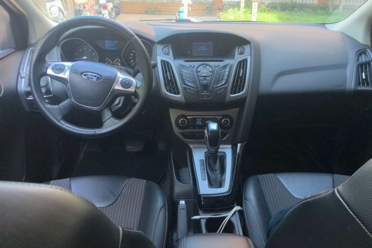 Used Ford Focus 2012 Hatchback 1.6L Automatic Fashion Edition Center Console