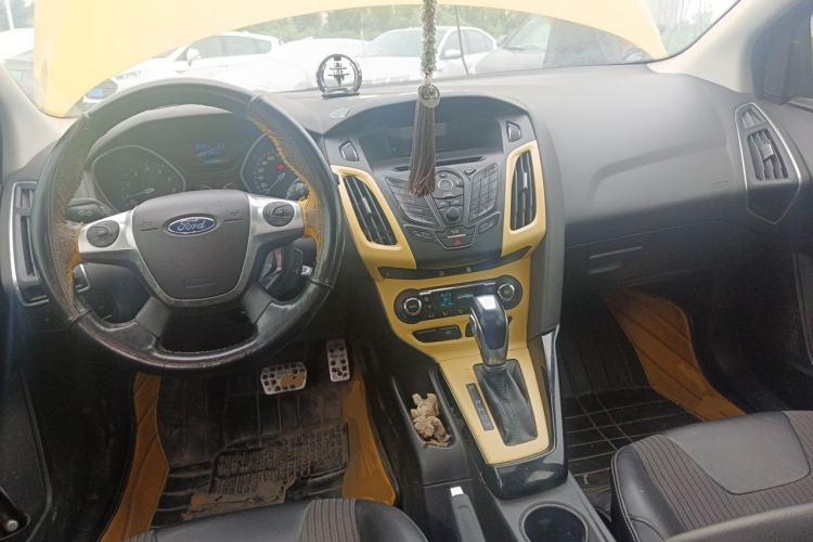 Used Ford Focus 2012 Hatchback 1.6L Automatic Fashion Edition Center Console