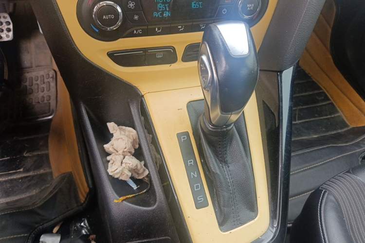 Used Ford Focus 2012 Hatchback 1.6L Automatic Fashion Edition Gear Lever