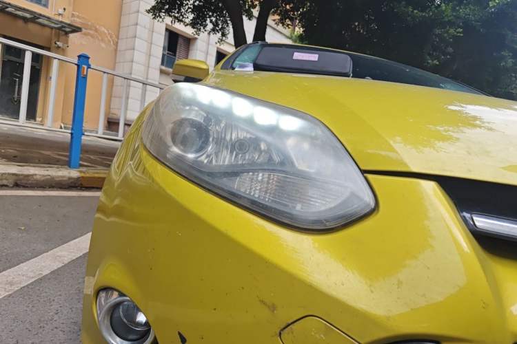 Used Ford Focus 2012 Hatchback 2.0L Manual Luxury Sport Model Right Front Headlight