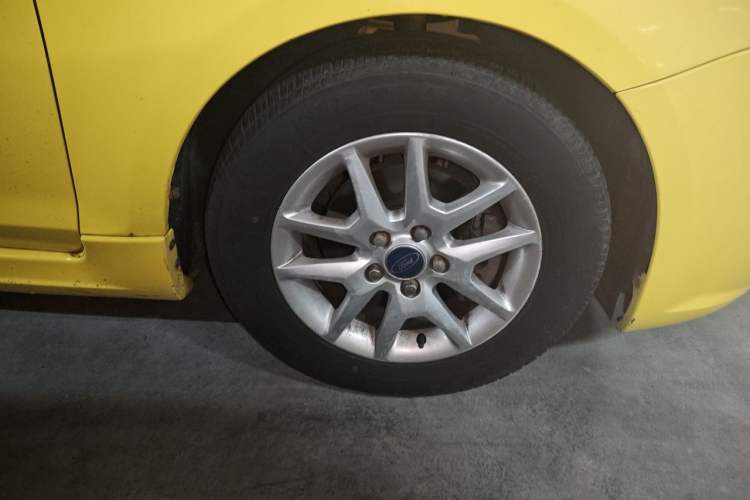 Used Ford Focus 2012 Hatchback Classic 1.8L Manual Fashion Edition Right Front Wheel Hub
