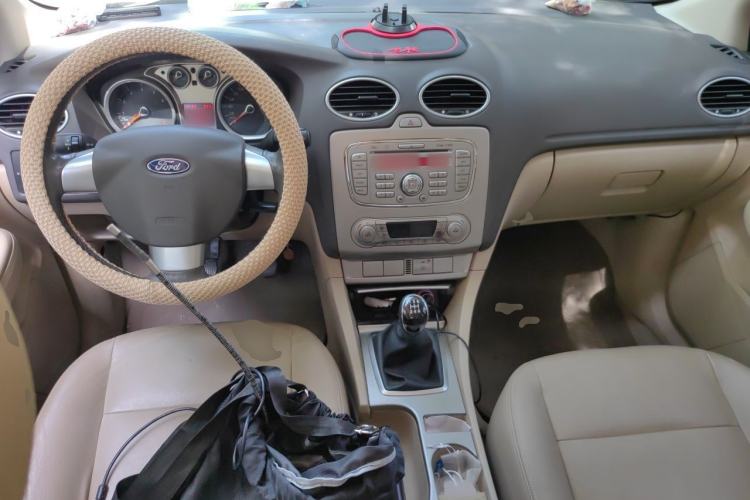 Used Ford Focus 2013 Sedan Classic 1.8L Manual Fashion Edition Center Console