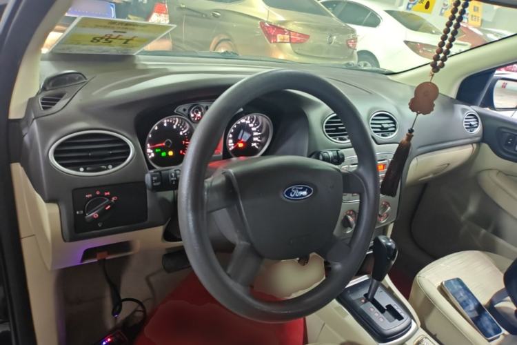 Used Ford Focus 2013 Sedan Classic 1.8L Automatic Base Model Center Console