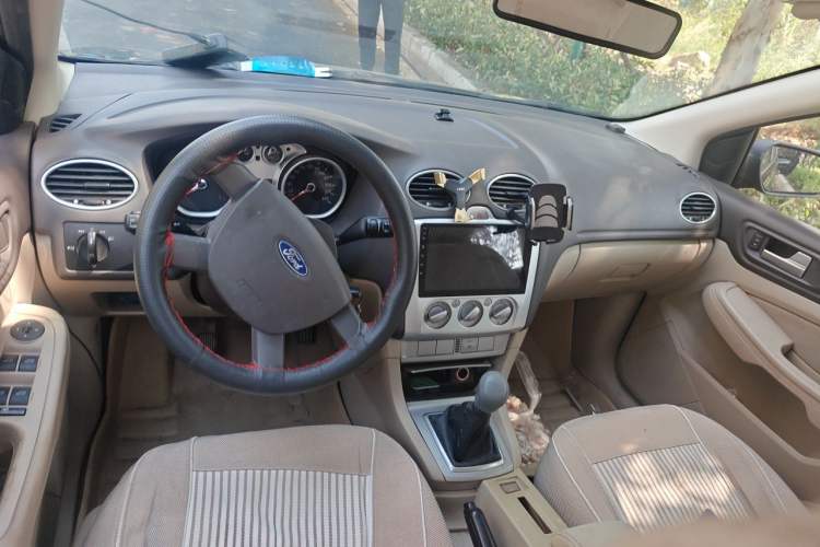 Used Ford Focus 2013 Sedan Classic 1.8L Manual Base Model Center Console