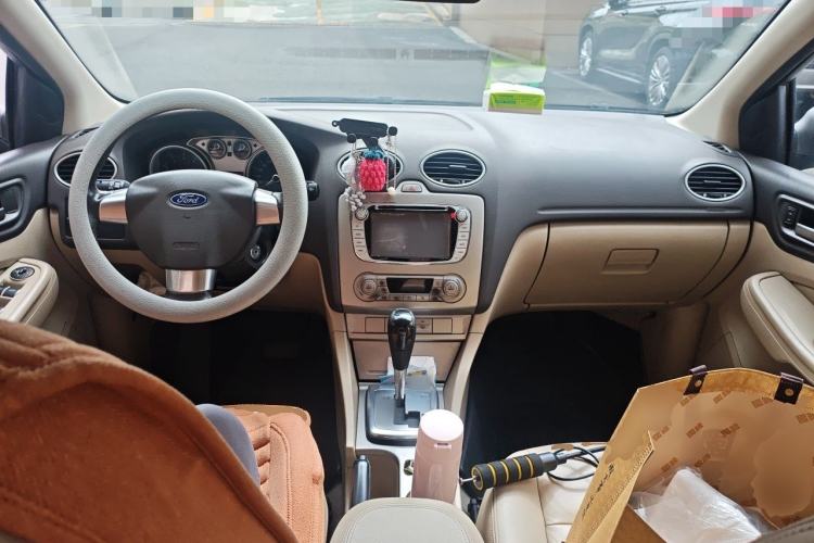 Used Ford Focus 2013 Sedan Classic 1.8L Automatic Fashion Edition Center Console
