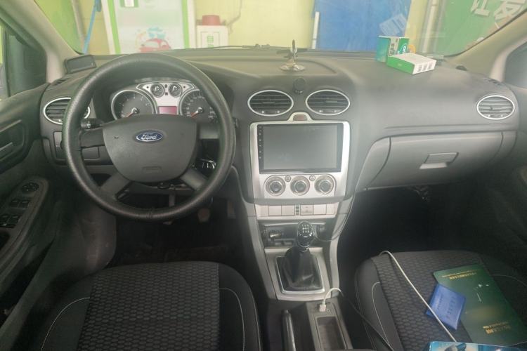 Used Ford Focus 2013 Hatchback Classic 1.8L Manual Base Model Center Console
