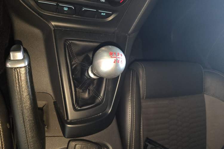 Used Ford Focus 2013 2.0T ST Standard Edition Gear Lever