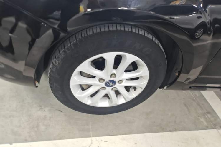 Used Ford Focus 2013 Sedan Classic 1.8L Automatic Base Model Left Front Wheel Hub