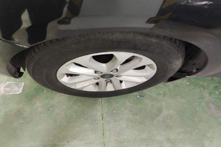 Used Ford Focus 2013 Sedan Classic 1.8L Automatic Base Model Left Front Wheel Hub