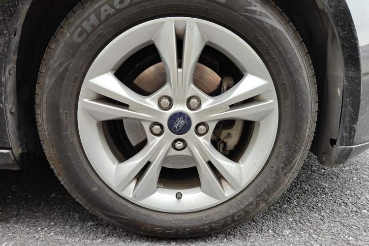 Used Ford Focus 2013 Sedan Classic 1.8L Automatic Millionth Anniversary Edition Right Front Wheel Hub