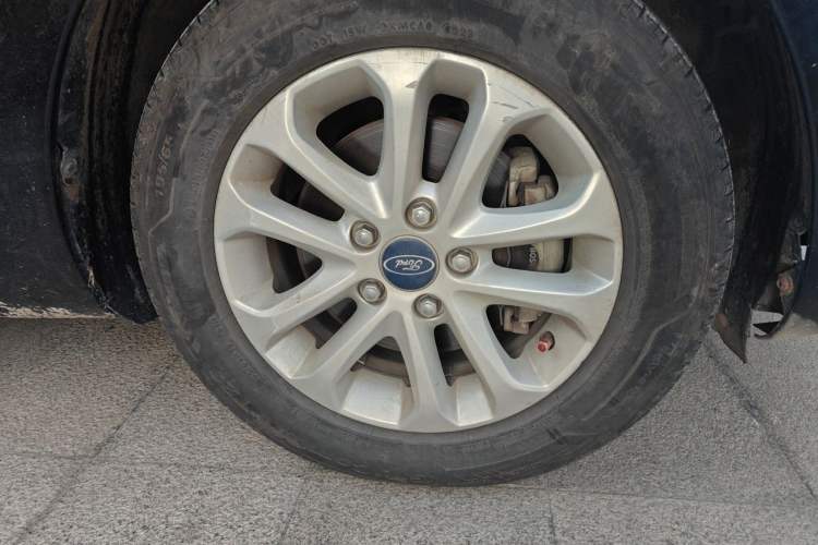 Used Ford Focus 2013 Hatchback Classic 1.8L Automatic Base Model Right Front Wheel Hub