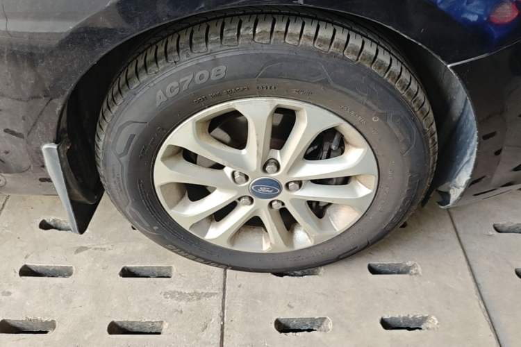 Used Ford Focus 2013 Sedan Classic 1.8L Automatic Millionth Anniversary Edition Right Front Wheel Hub