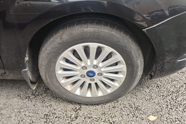 Used Ford Focus 2013 Sedan Classic 1.8L Automatic Fashion Edition Right Front Wheel Hub