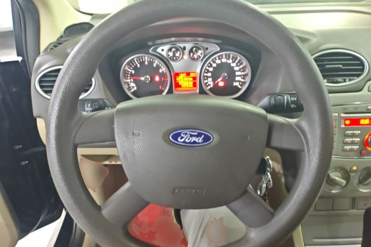 Used Ford Focus 2013 Sedan Classic 1.8L Automatic Base Model Steering Wheel