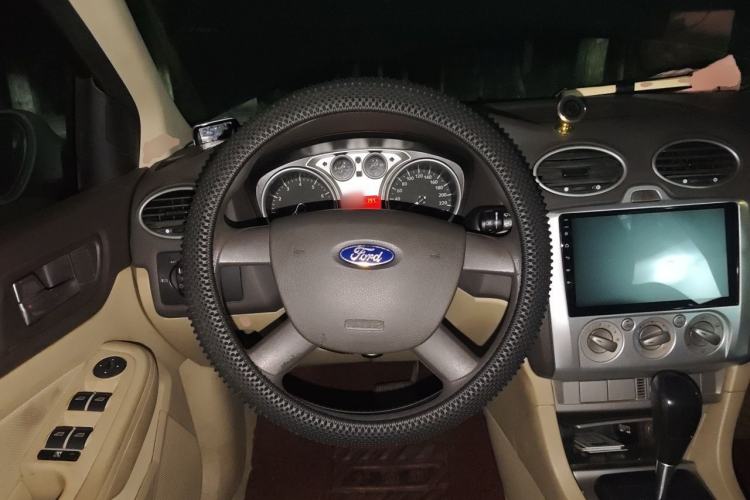 Used Ford Focus 2013 Sedan Classic 1.8L Automatic Base Model Steering Wheel