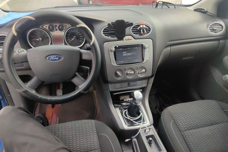 Used Ford Focus 2013 Hatchback Classic 1.8L Manual Base Model Center Console