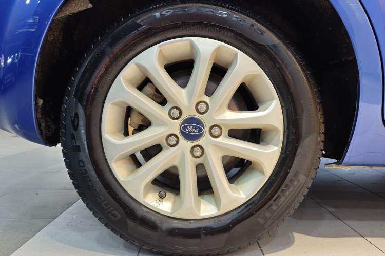Used Ford Focus 2013 Hatchback Classic 1.8L Automatic Base Model Exterior 5