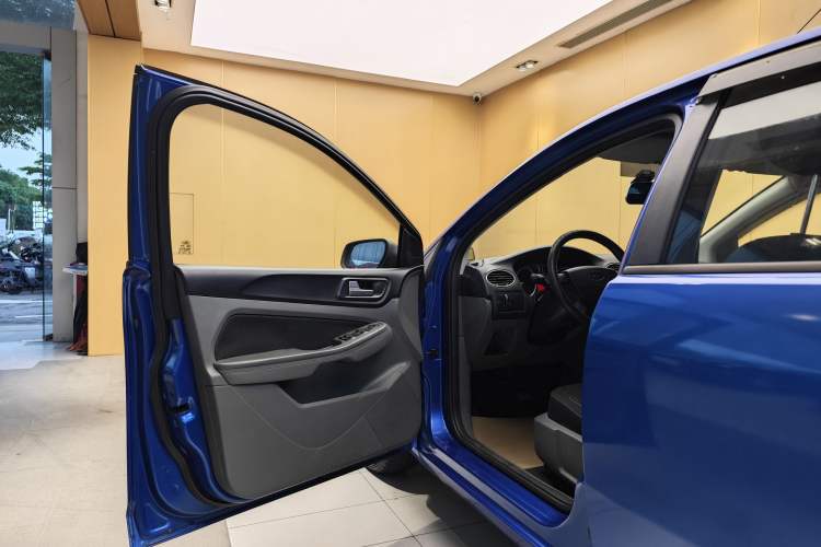 Used Ford Focus 2013 Hatchback Classic 1.8L Automatic Base Model Exterior 6