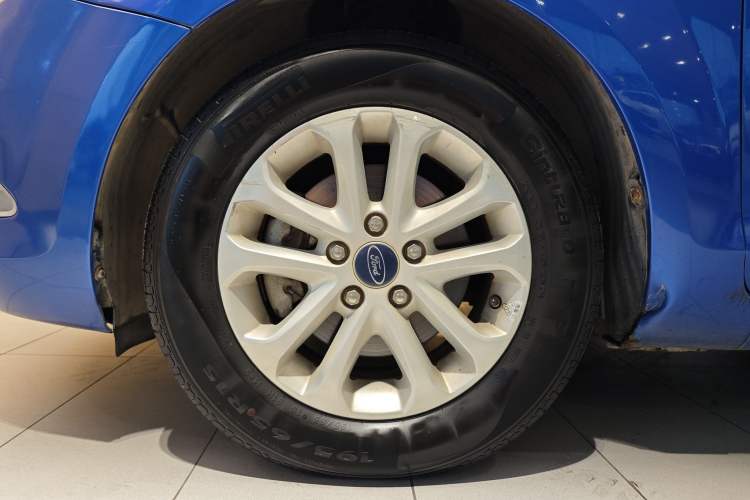 Used Ford Focus 2013 Hatchback Classic 1.8L Automatic Base Model Exterior 9