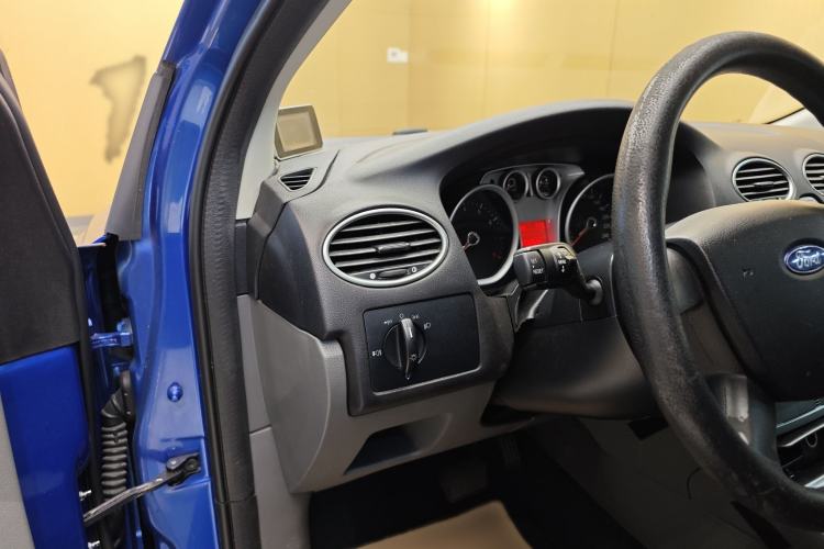 Used Ford Focus 2013 Hatchback Classic 1.8L Automatic Base Model Interior 8