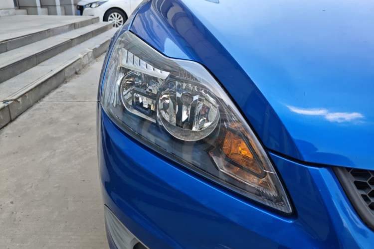 Used Ford Focus 2013 Hatchback Classic 1.8L Manual Base Model Right Front Headlight