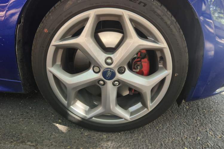 Used Ford Focus 2013 2.0T ST Standard Edition Right Front Wheel Hub