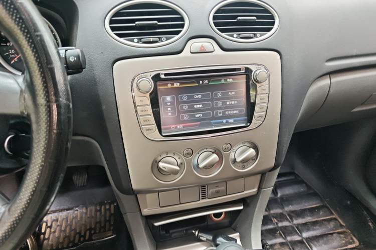 Used Ford Focus 2013 Hatchback Classic 1.8L Manual Base Model Audio And AC Panel