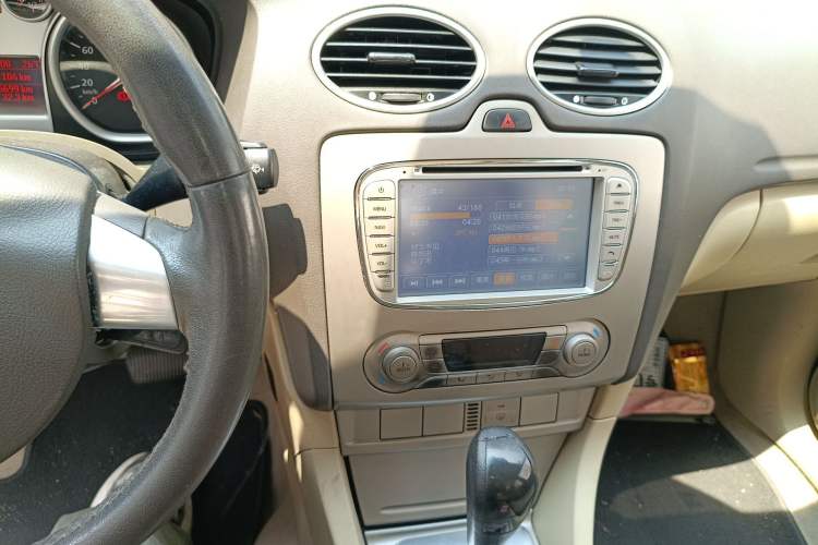 Used Ford Focus 2013 Sedan Classic 1.8L Automatic Fashion Edition Audio And AC Panel