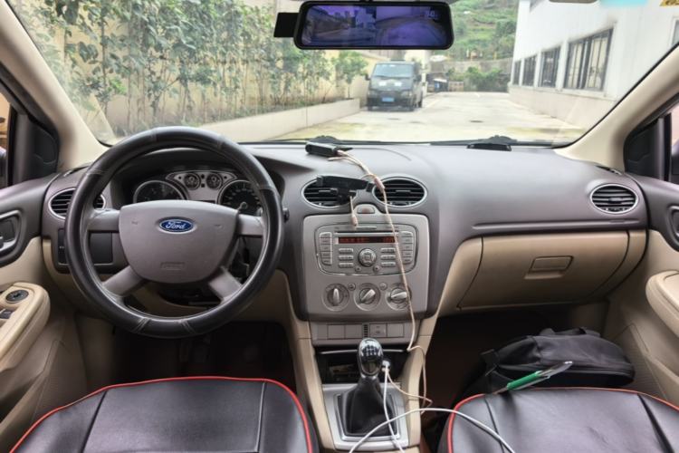 Used Ford Focus 2013 Sedan Classic 1.8L Manual Base Model Center Console