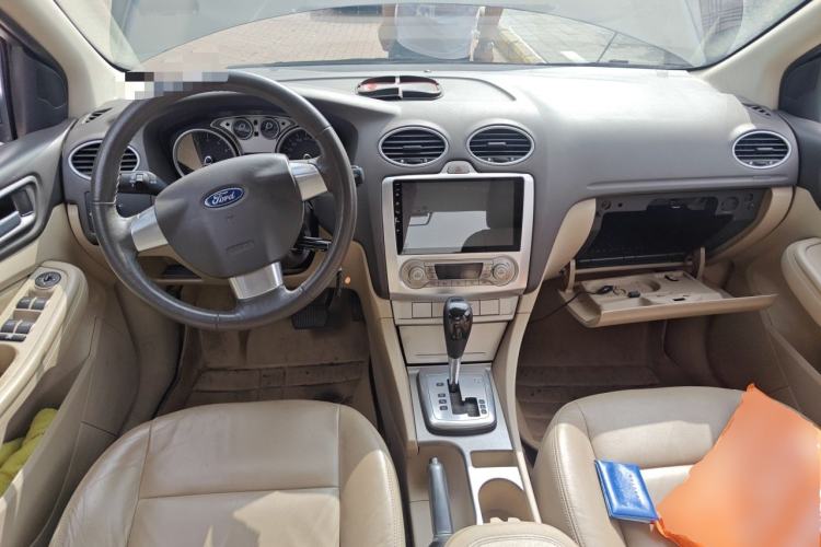 Used Ford Focus 2013 Sedan Classic 1.8L Automatic Fashion Edition Center Console