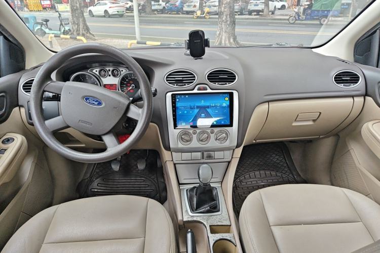 Used Ford Focus 2013 Sedan Classic 1.8L Manual Base Model Center Console