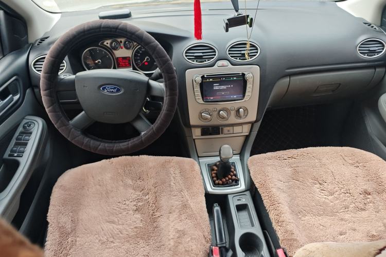 Used Ford Focus 2013 Hatchback Classic 1.8L Manual Base Model Center Console