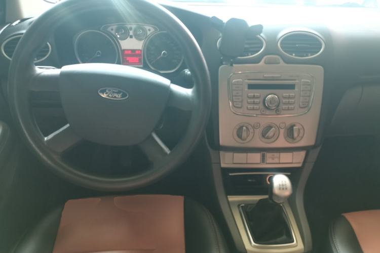 Used Ford Focus 2013 Hatchback Classic 1.8L Manual Base Model Center Console
